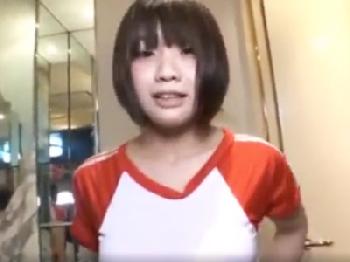 おっとりな童顔系女子校生に制服着てもらって中出しハメ撮り！素人美少女ロリ痴女パイパンのエロ動画