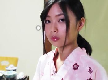 ほっそい体の浴衣美形少女がオジサンたちに女体盛りされて犯されまくる素人美少女ハメ撮り乱交のエロ動画