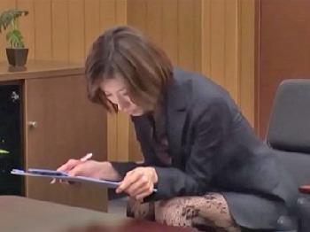 男のチンポ面接をして評価をつけていくOL風美形お姉さん顔射のエロ動画