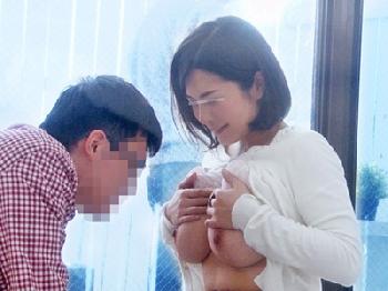 再婚相手のDT連れ子の悩みを筆おろしで解決してあげるお義理の母さん巨乳素人人妻童貞近親相姦のエロ動画