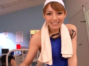 水着姿のハーフ美形お姉さんによる優しさ満点のチンポ責めで精液発射M男手コキのエロ動画