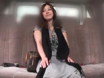 ナンパで捕まえた素人の美形奥さんが押しに負けて→即日中出し交尾人妻のエロ動画