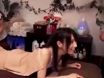 別室に彼氏がいるのにマッサージ師の肉棒を受け入れちゃう淫乱ヤリマン娘素人美少女のエロ動画
