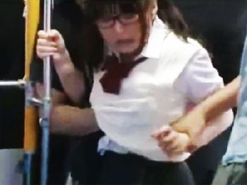 おとなしいめがね女子校生が生ペニ棒を2本挿しされる前代未聞の大胆痴漢の餌食に！中出しレイプ3Pアナルのエロ動画