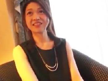 夫の粗チンに満足できない子持ちお母さんが2度目のアダルトビデオ出演で若いプロ男優にイカされまくり素人人妻熟女ハメ撮りのエロ動...