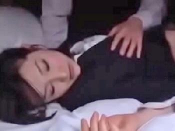 深酔いして無防備に寝てしまったデカパイOLを拾ったタクの運転手が送り狼FUCK巨乳お姉さんのエロ動画