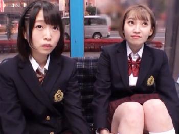 仲良し女子校生コンビにマジックミラー号でラップ越しの口づけをさせなし崩し的に3Pパコへ美少女パイパン顔射のエロ動画