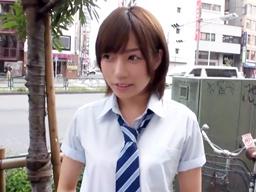 緊張して帰ろうとする酒屋アルバイトの看板娘女子校生を学校の制服のままパコ素人美少女のエロ動画