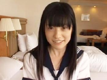 大人しそうな見た目なのに超淫乱な制服女子校生を顔面射精ハメ！素人美少女痴女顔射ハメ撮りのエロ動画