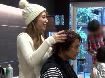 やたらとこっちを見てくるギャル美容師が他の店員の目を盗んで痴女プレイにW巨乳フェラ手コキのエロ動画