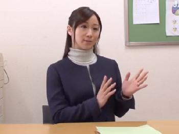 美人すぎる素人主婦ナンパ→長い舌使って車内でフェラチオ抜きW人妻のエロ動画
