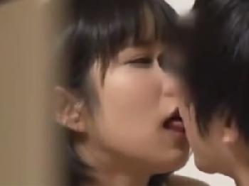 『姉ちゃん‥もう出るっ‥!』弟男根をやさしく膣に迎え入れる禁断愛を激撮素人美少女ロリ痴女近親相姦のエロ動画