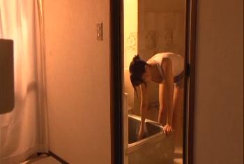 職を失い実家に帰って弟の美人奥さんとの姦淫セックスに汗を流す美少女お姉さん人妻のエロ動画