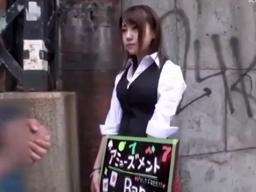 呼び込みしてた看板店員をナンパ→仕事後に呼び出し即ズボ素人美少女のエロ動画