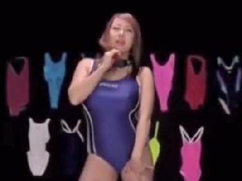 脳に囁きかけるようにマゾ男を淫語でたっぷり責める痴女ファック巨乳熟女M男水着のエロ動画