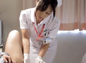 いつも凛とした看護師長が…偶然入院した息子の友人に親近感を持ち…夜な夜な特別診察W痴女人妻看護婦中森玲子鈴香音色のエロ動画