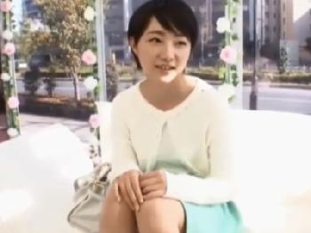 インタビューと称してナンパした女子大生に生チンハメ→顔面射精！素人美少女顔射のエロ動画