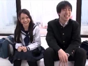 女子校生カップルをナンパ→マジックミラー号越しに待たせた彼氏を横目に黒人巨大チンポが中出し寝取られ素人美少女ロリのエロ動画