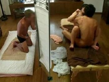 妻が寝取られている様を隣で…エロマッサージで色情しまくる奥さんに右手が止まらないヘンタイ夫素人人妻盗撮のエロ動画