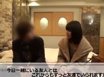 センズリ鑑賞してたら盛り上がってハメる男女友人素人美少女盗撮のエロ動画