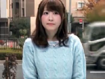 女子アナ志望の真面目そうな女子大生が原稿を読んでる最中にぶち込み弾丸ピストン素人美少女顔射のエロ動画