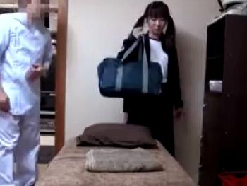 極悪マッサージ師に騙されたアウ童顔J○が執拗にイラマチオされ口内射精素人美少女ロリ盗撮のエロ動画