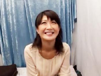 ナンパした若奥様を言いくるめ→なし崩し不貞交尾素人美少女人妻顔射のエロ動画