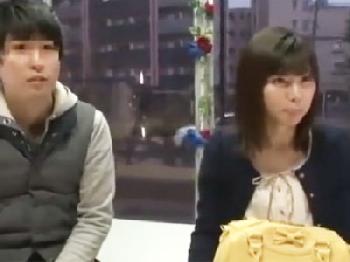 『いや‥彼氏ではないです』友人同士だといいつつ結局ハメ開始しちゃう素人女子大生お姉さんのエロ動画