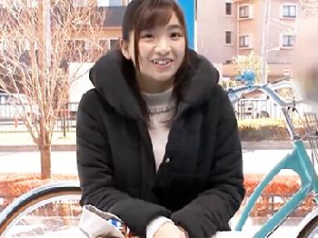 アクメ自転車でイキまくってる若奥様に勝手に挿入して寝取り中出し素人人妻のエロ動画