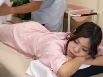 夫がすぐ傍にいるのにも関わらず整体師に寝取られる美人奥さん素人人妻盗撮マッサージのエロ動画