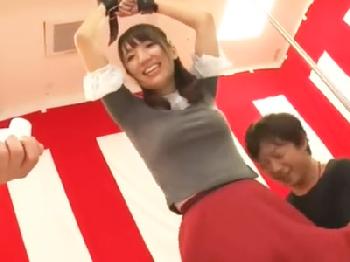 素人娘が淫靡なノーパン拘束電動マッサージ器クイズに挑戦→無理ゲー状態で即ずぼ罰ゲーム顔射ナンパのエロ動画