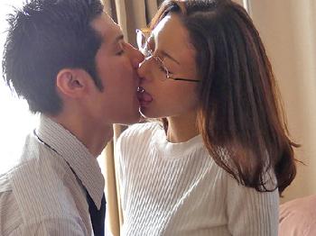 仕事のストレスと欲求不満で奥さん上司が年下部下と密通SEX巨乳人妻OLパイパン中出し松下紗栄子のエロ動画