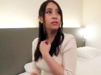 ナンパした素人女子大生がモテない巨大ペニス男子の高速ピストンに感じすぎてぶっ飛び寸前W顔射ハメ撮りのエロ動画