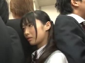 黒髪ロングのアイドル級女子校生が痴漢男に車内で挿入され→屈辱アクメ美少女ぶっかけのエロ動画