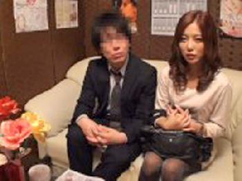 美人過ぎる奥様が変態マッサージ師にオイルまみれにされ声も殺さず感じまくる！巨乳素人人妻中出しのエロ動画