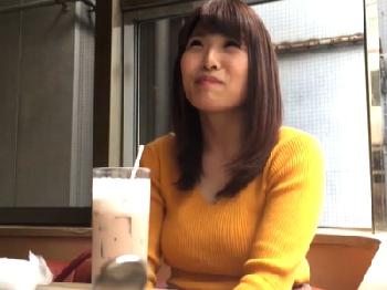 居酒屋アルバイトでお金にも困っている若奥様がイケメンナンパされて浮気ハメ撮り巨乳素人人妻のエロ動画