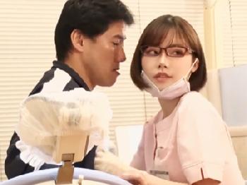 抜群のルックスを活かして狙った男と次々パコる痴女歯科医Wお姉さんコスプレのエロ動画