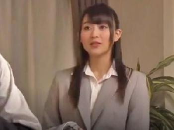 出張先で後輩オフィスレディと相部屋ハプニング→密室に我慢の限界！巨乳美少女OL顔射のエロ動画