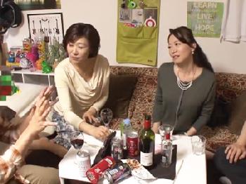 ナンパ師のヤリ部屋に招かれた二人の中年女奥様が深酔いして乱交に発展巨乳素人人妻熟女盗撮のエロ動画