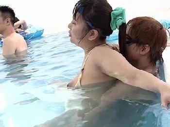 母と子がプールの中でバレないように水中近親相姦ゲームW素人人妻中出しのエロ動画