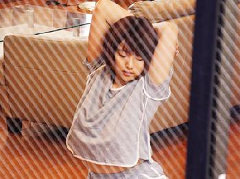 自宅の窓から向かいに住む美巨乳美形お姉さんの無防備な姿が丸見えで勃起の毎日痴女人妻松本菜奈実のエロ動画