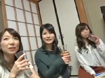 プロ男優との合コンで中出し乱交しだす欲求不満な生保レディ素人人妻のエロ動画