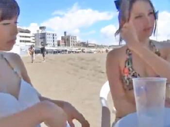 海ナンパしたノリの軽いビキニギャルたちが誘われるまま乱交パコ巨乳素人中出しのエロ動画