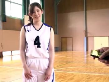 リモコンバイブを装着した状態でのバスケ対決で負けた美形少女がハメられて大量顔面射精女子校生美少女顔射のエロ動画