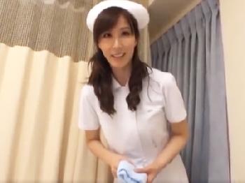 患者の溜まった精液を手コキフェラチオで搾り抜く痴女看護師看護婦のエロ動画