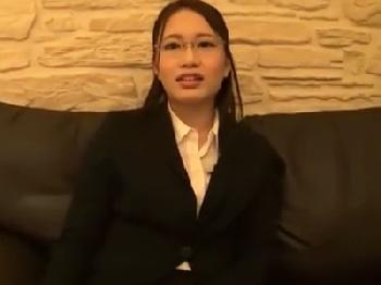 メガネを取ったら超きれいなお姉さん！パンツを脱がしたらパイパン！仕事終わりのオフィスレディとハメ撮り素人美少女OLめがねのエ...