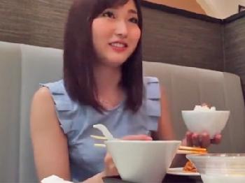 ご飯を奢ってナンパした素人さんと即ホ即ズボしちゃいました美少女のエロ動画