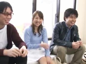 猛アタックでやっと手に入れた美形少女彼女が童貞な友人の男根に感じて中出しされる！素人美少女盗撮のエロ動画