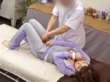 『中に出てません‥？』S級素人娘がマッサージ中に生中出しされ唖然顔巨乳美少女のエロ動画