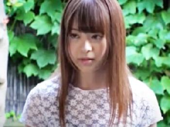 久しぶりに再開した姪っ子と蒸し暑い部屋の中で汗だく近親ファック！美少女ロリ顔射近親相姦のエロ動画